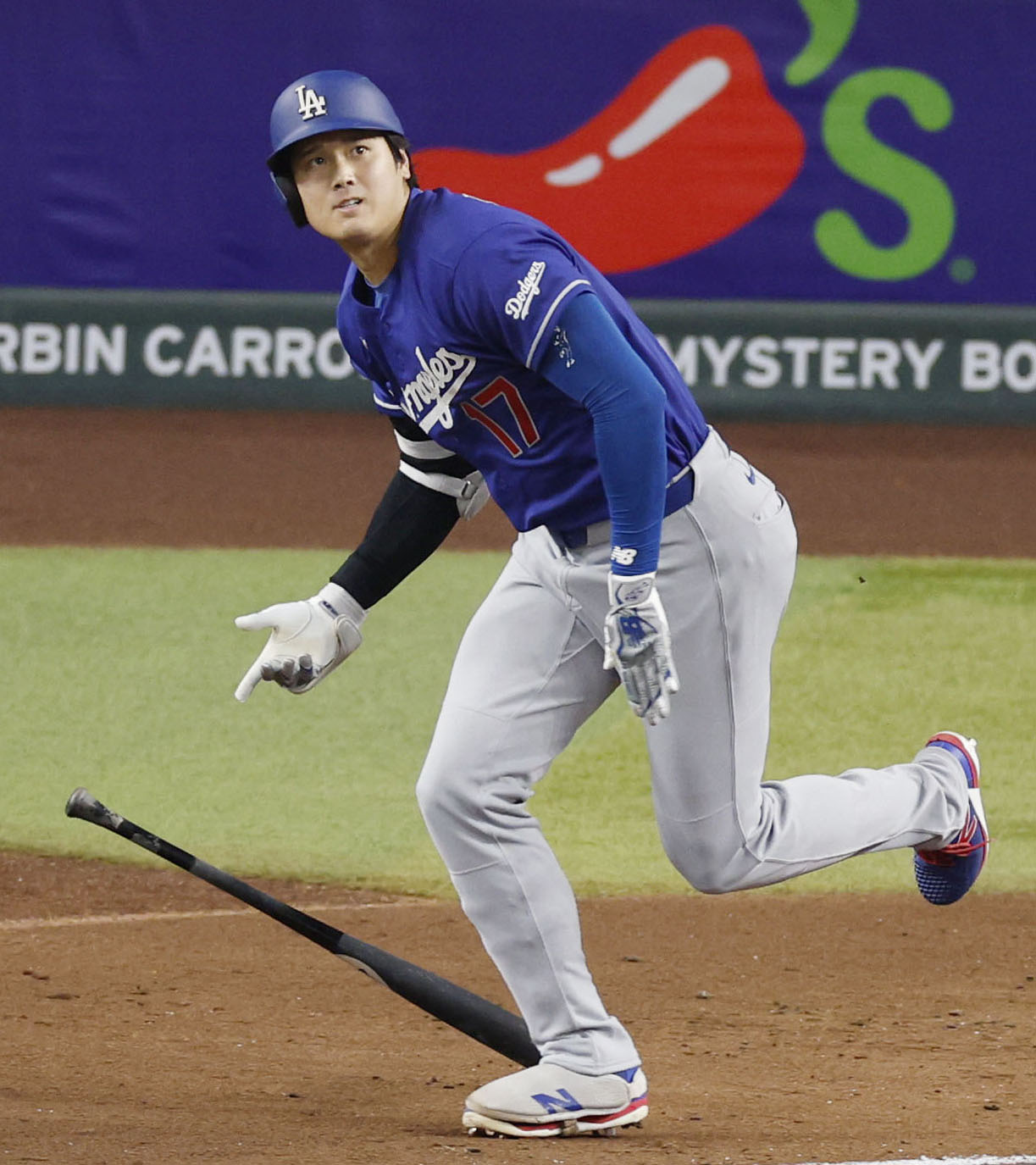 ダイヤモンドバックス戦の3回、二塁打を放つドジャース大谷（共同）
