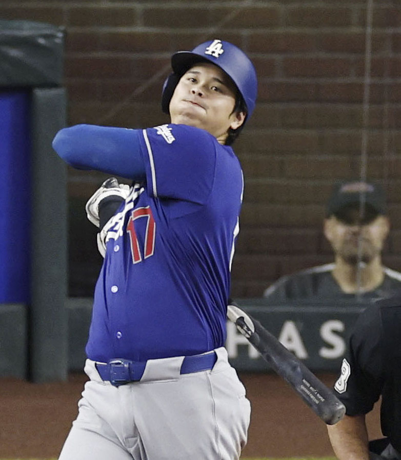 ダイヤモンドバックス戦の5回、中前打を放つドジャース大谷（共同）