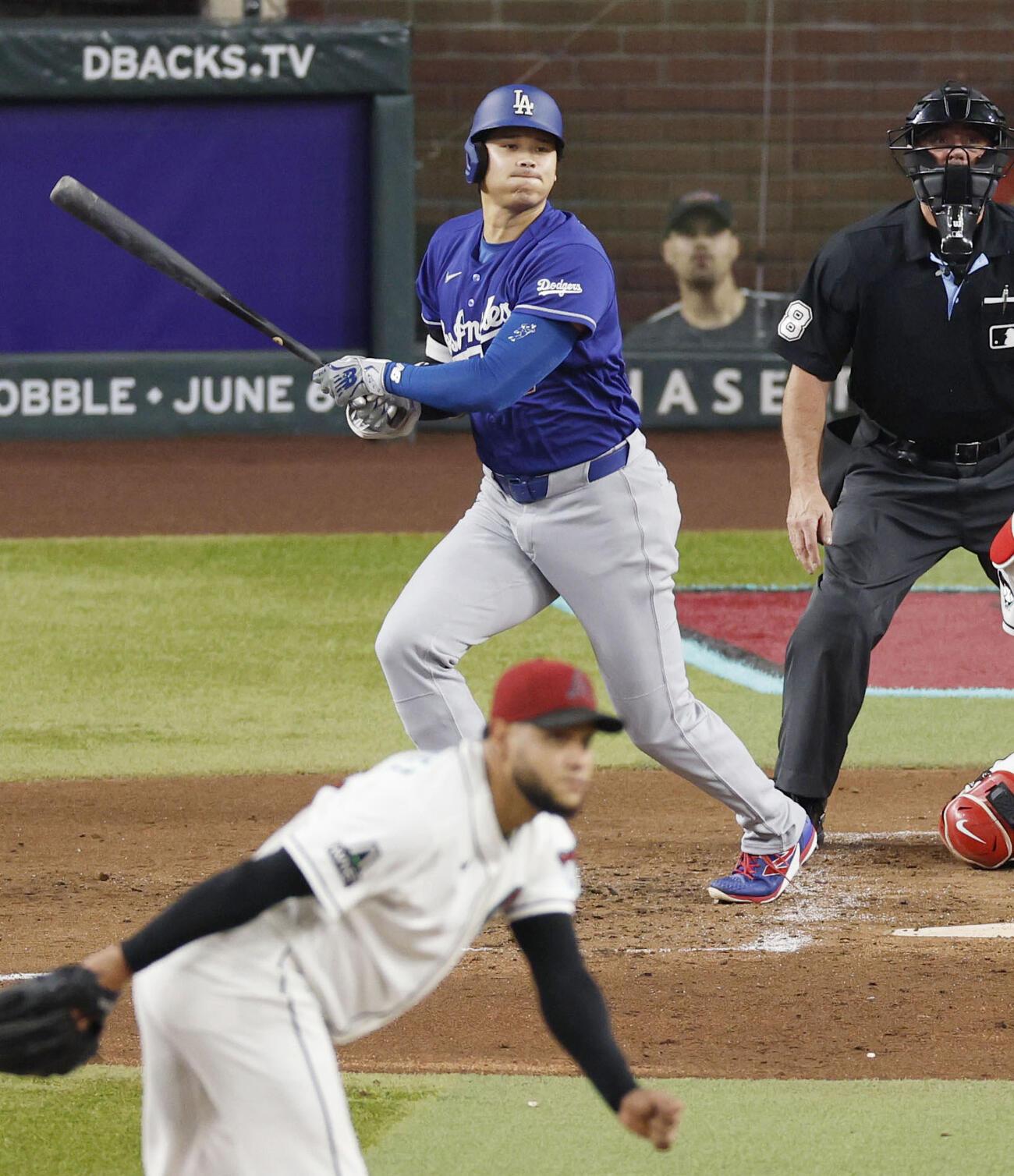ダイヤモンドバックス戦の3回、二塁打を放つドジャース大谷（共同）