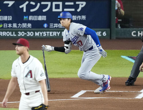 ダイヤモンドバックス戦の1回、二塁打を放つドジャース大谷(共同)