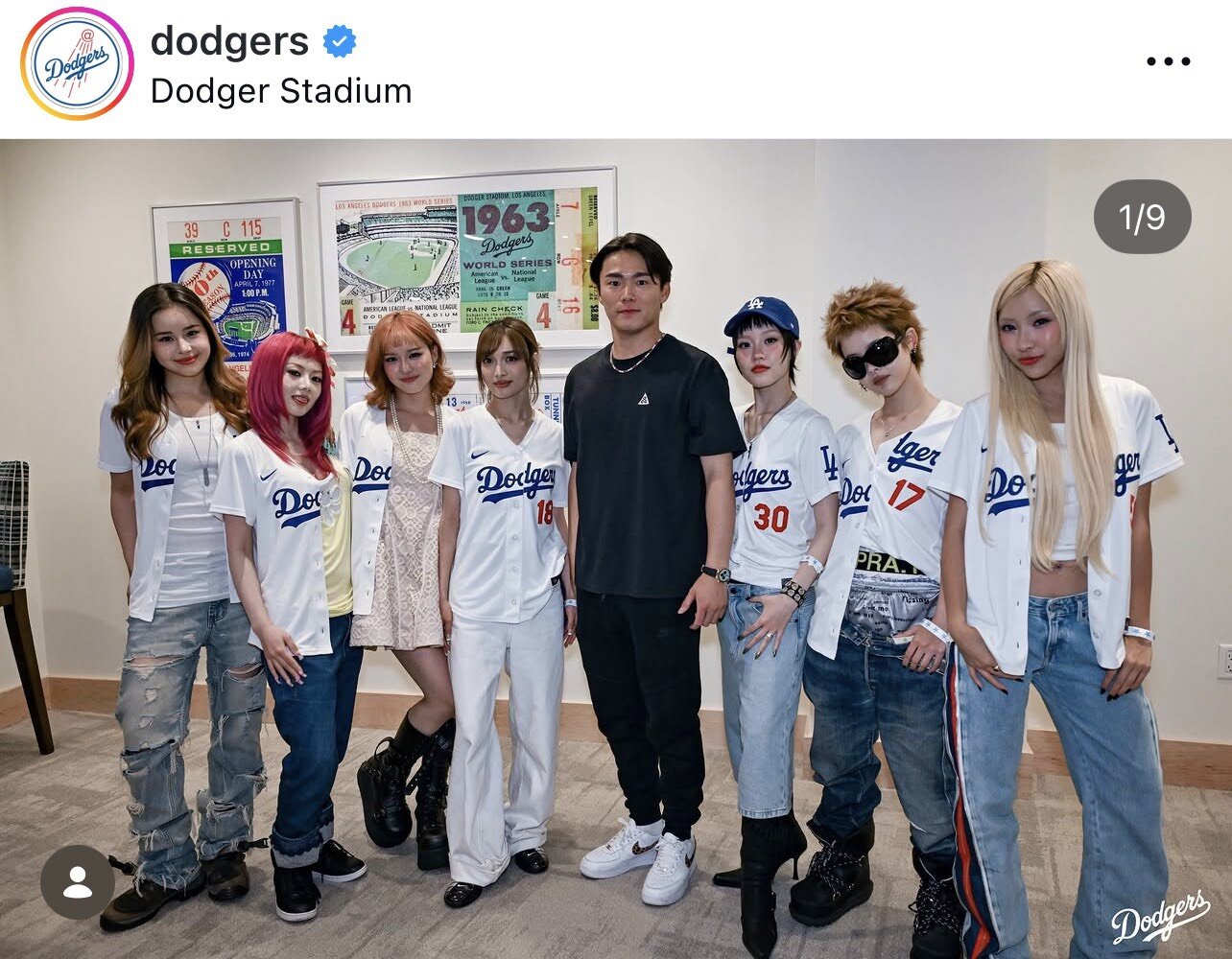 ドジャース公式インスタグラムが公開した山本由伸とXGメンバーの記念写真