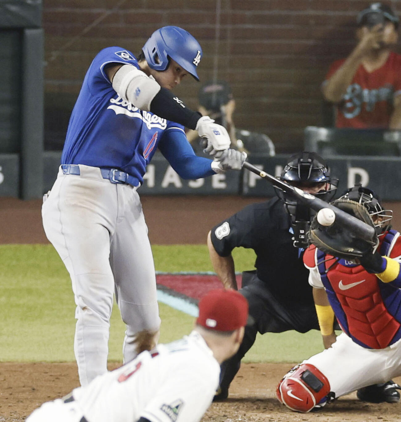 ダイヤモンドバックス戦の8回、二塁へ内野安打を放つドジャース大谷（共同）