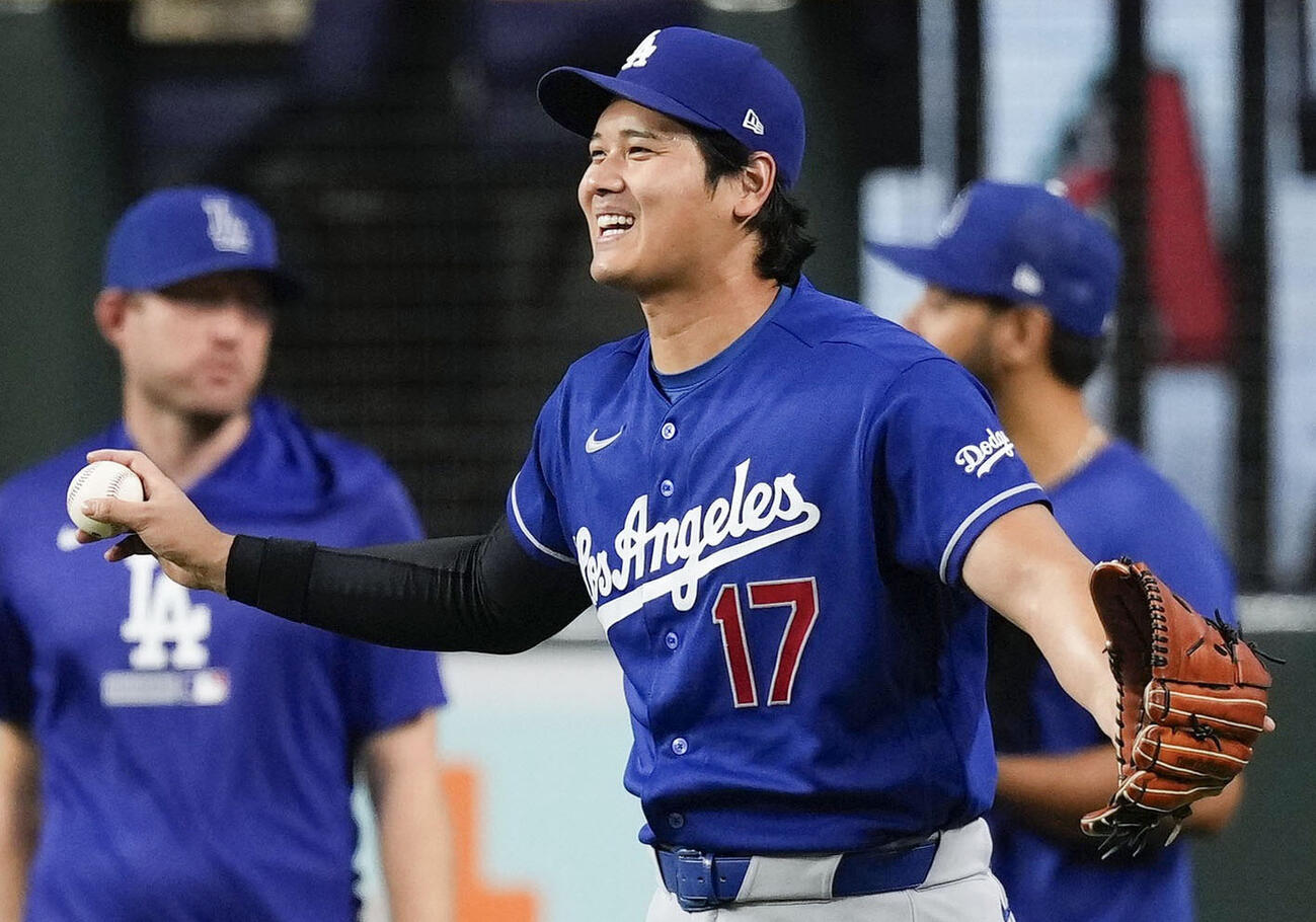 練習中に笑顔を見せるドジャース大谷（共同）