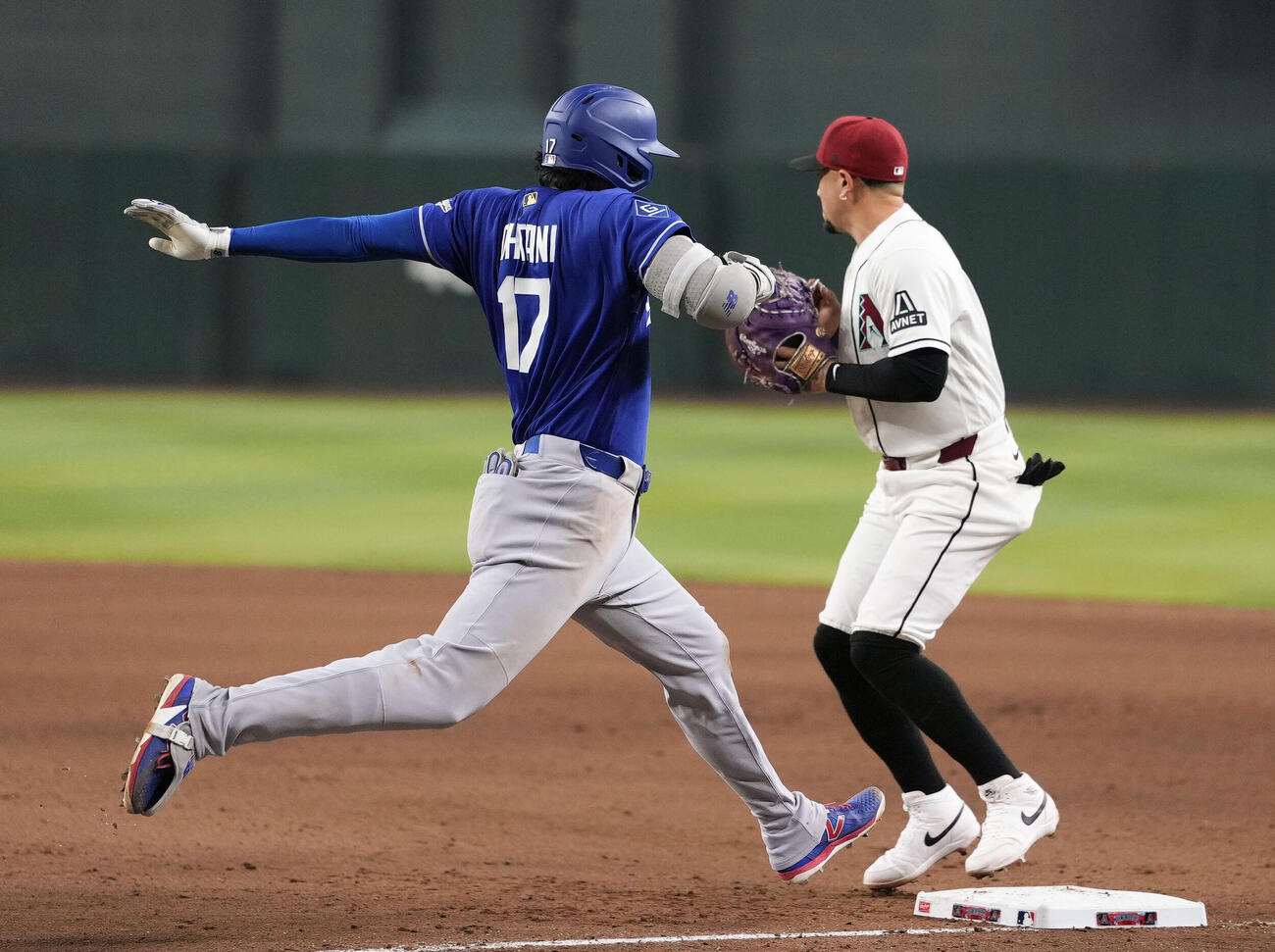 ダイヤモンドバックス戦の8回、内野安打を放ち一塁に駆け込むドジャース大谷（共同）