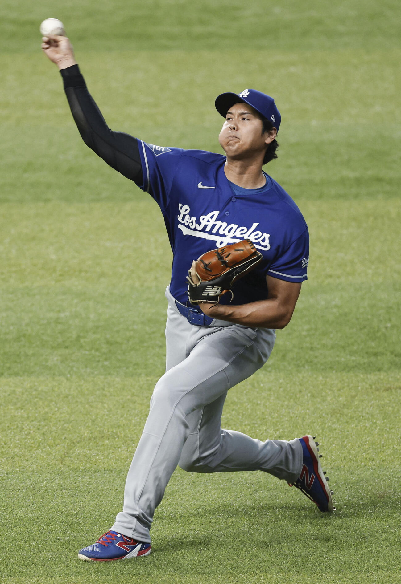 調整するドジャース大谷（共同）