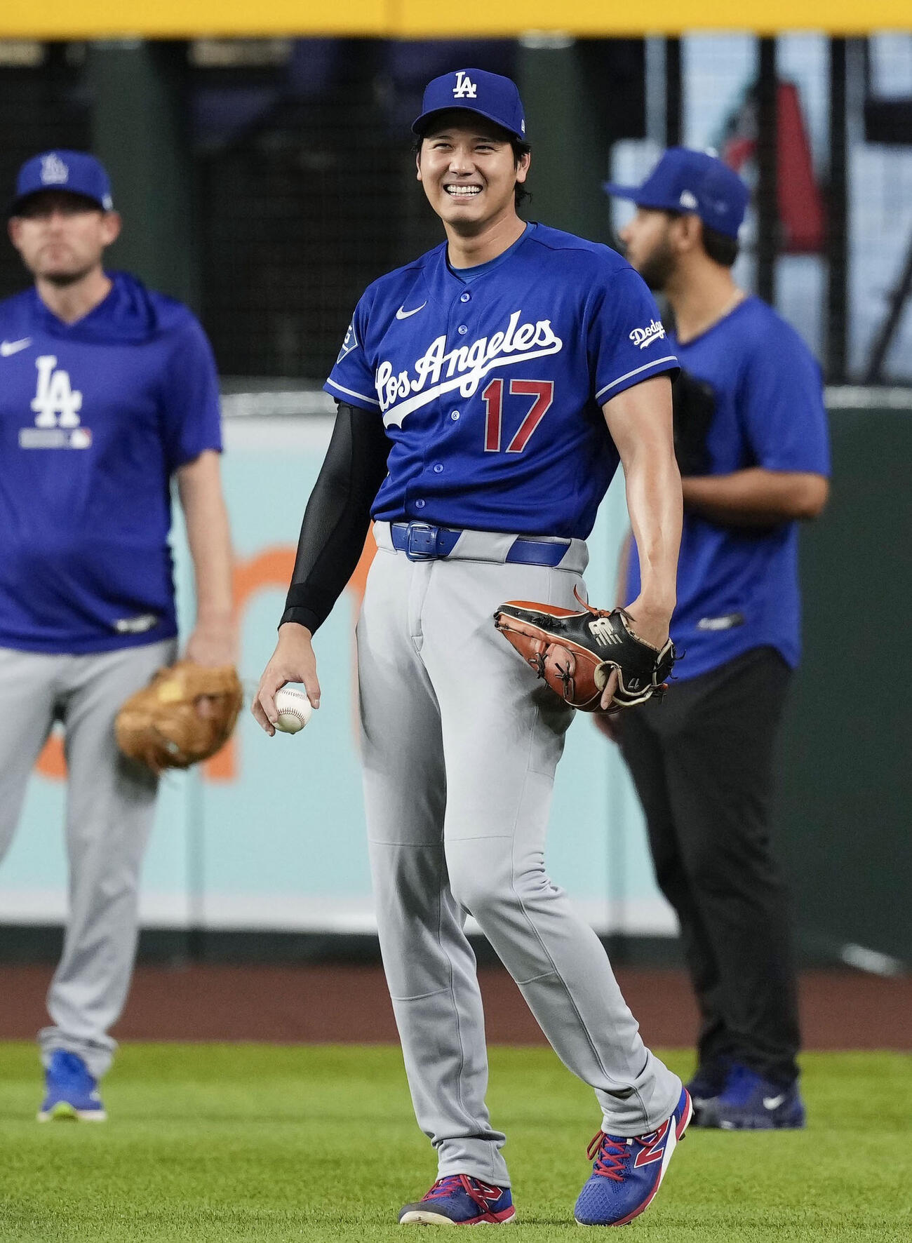 練習中に笑顔を見せるドジャース大谷（共同）