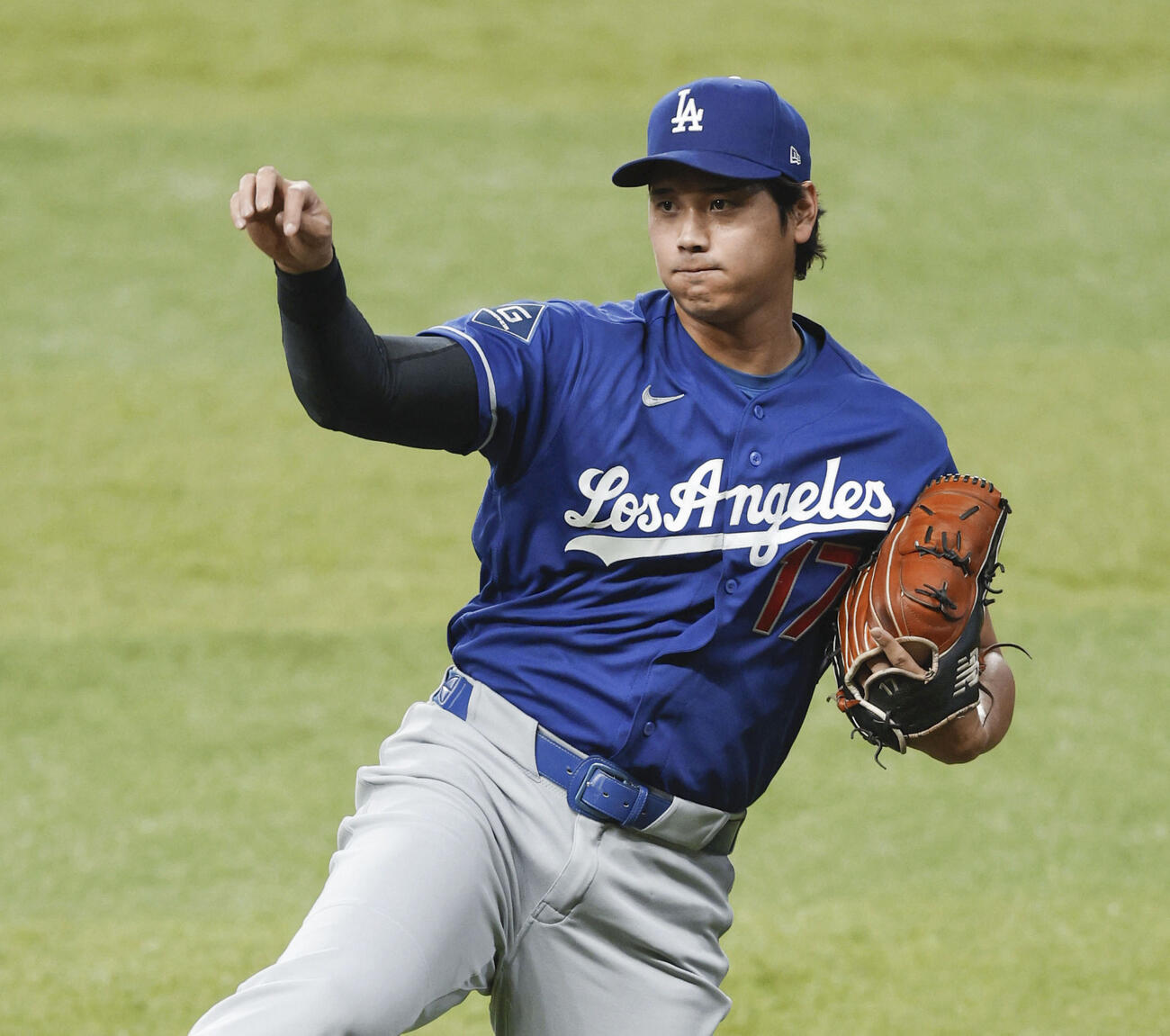 調整するドジャース大谷（共同）