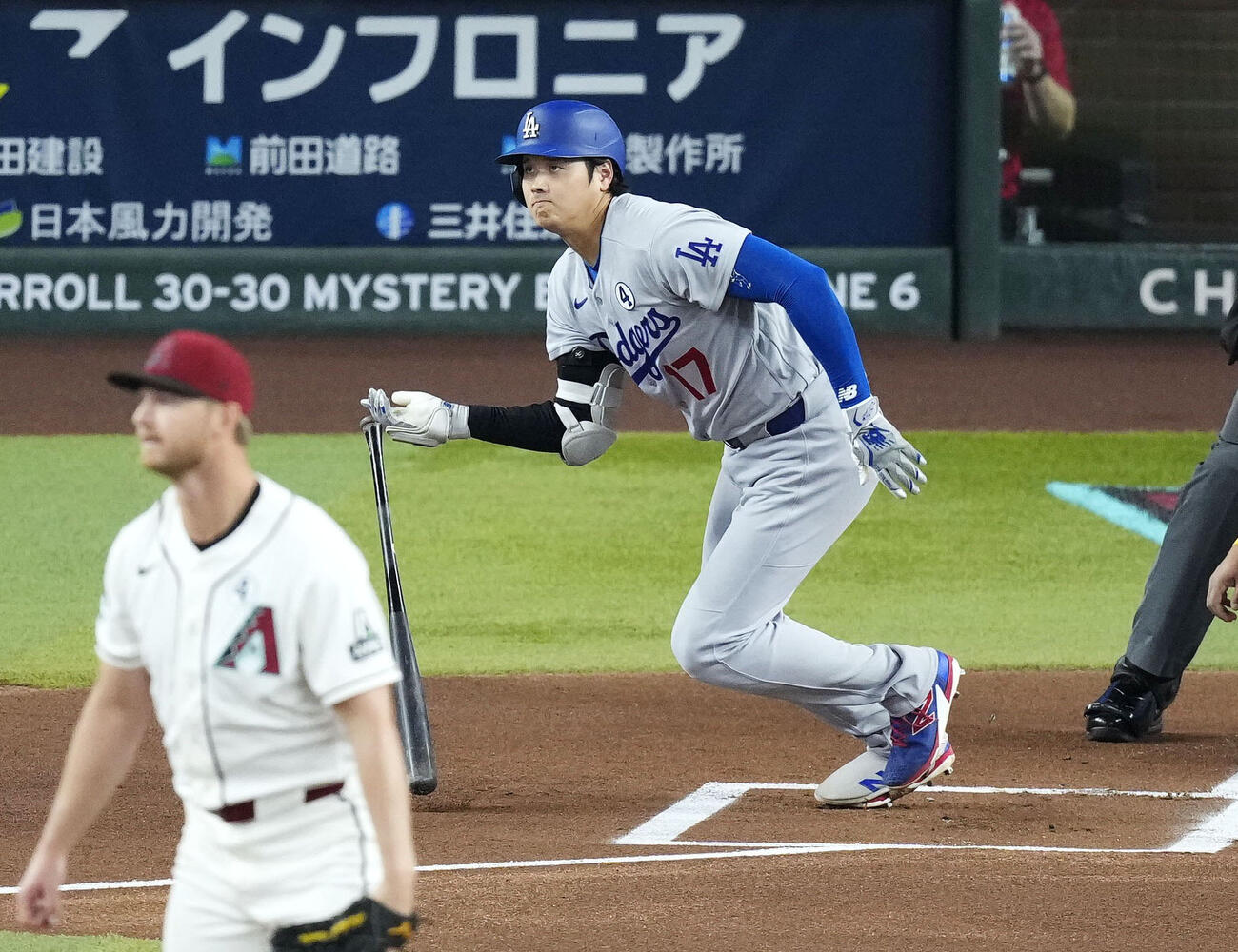 ダイヤモンドバックス戦の1回、二塁打を放つドジャース大谷（共同）