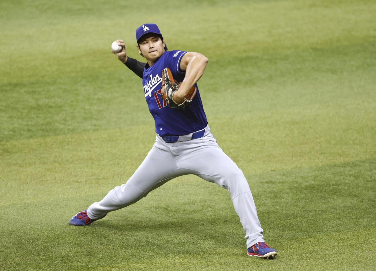 試合前に調整するドジャース大谷（共同）