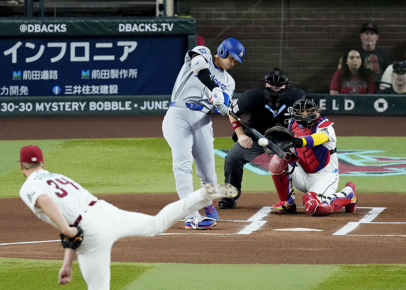 ダイヤモンドバックス戦の1回、二塁打を放つドジャース大谷（共同）