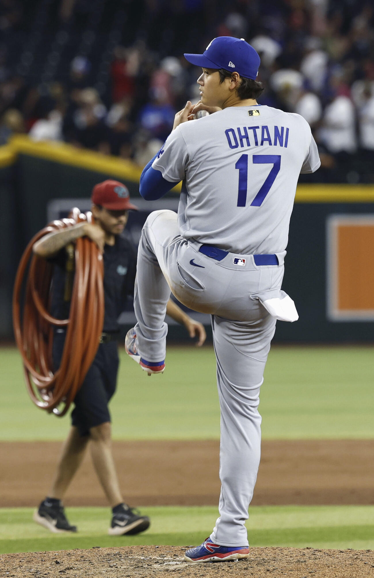 試合後にマウンドで投球動作を確認するドジャース大谷翔平（共同）