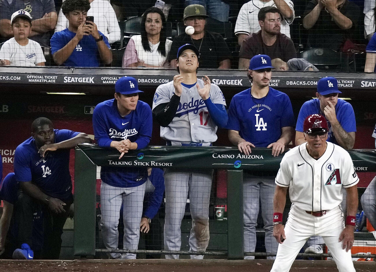 ダイヤモンドバックス戦の9回、ベンチでボールを放るドジャース大谷翔平（中央）（共同）