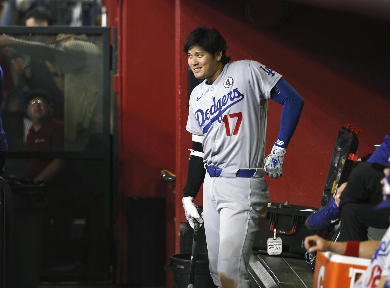 ダイヤモンドバックス戦の4回、ベンチで笑顔のドジャース大谷翔平（共同）
