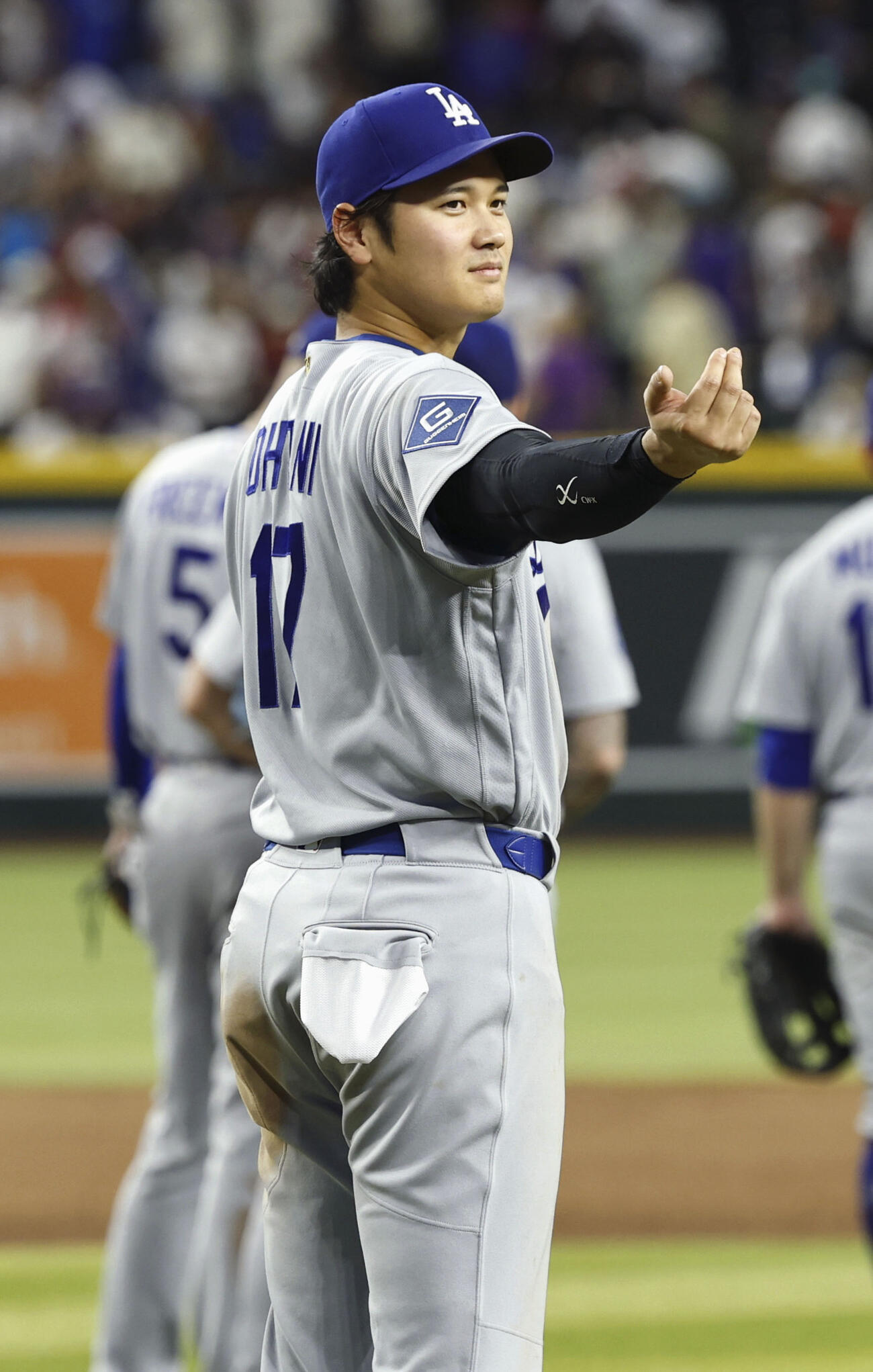 ダイヤモンドバックスに勝利し、グラウンドに出たドジャース大谷翔平（共同）