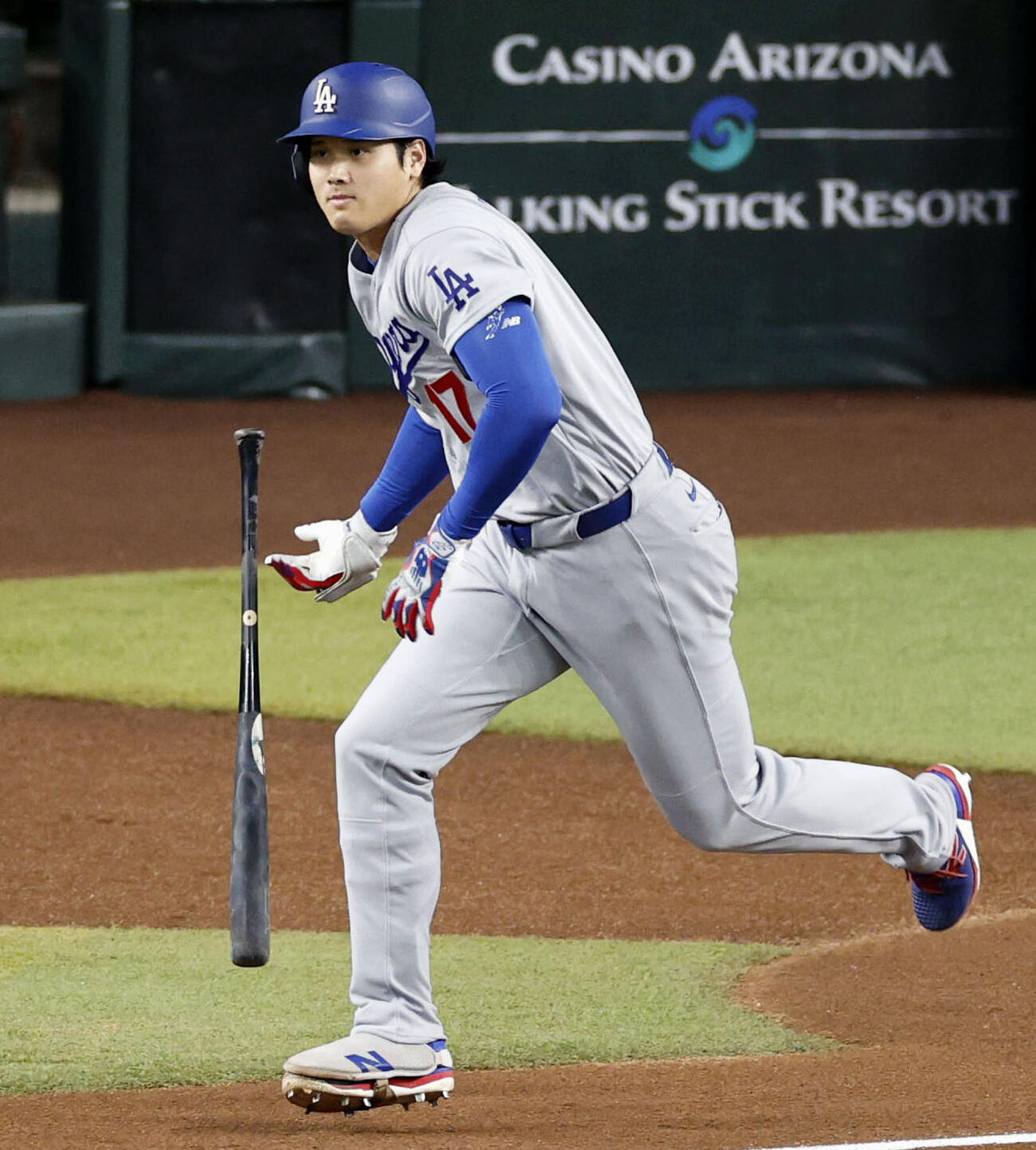 ダイヤモンドバックス戦の1回、二塁へ内野安打を放ったドジャース・大谷＝フェニックス（共同）