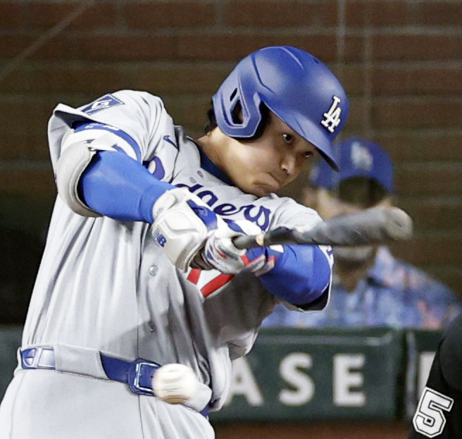 ダイヤモンドバックス戦の1回、二塁へ内野安打を放つドジャース大谷（共同）