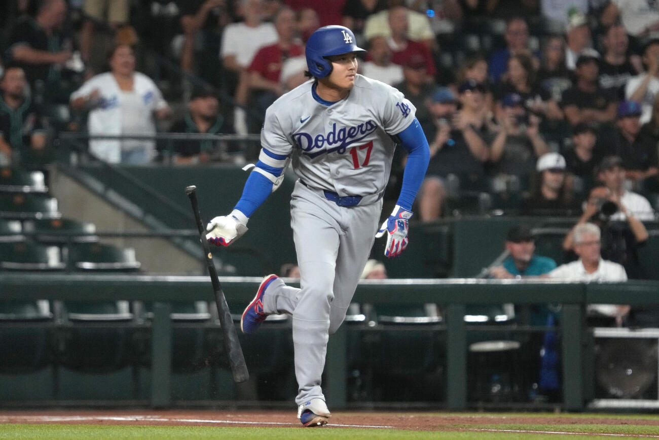 ダイヤモンドバックス戦の1回、内野安打を放つドジャース大谷翔平（AP）
