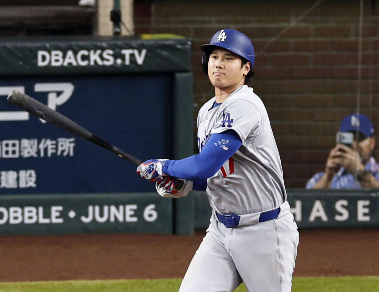 ダイヤモンドバックス戦の6回、右前打を放つドジャース・大谷＝フェニックス（共同）