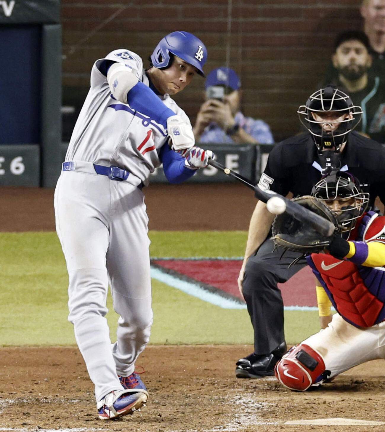 ダイヤモンドバックス戦の6回、右前打を放つドジャース・大谷＝フェニックス（共同）