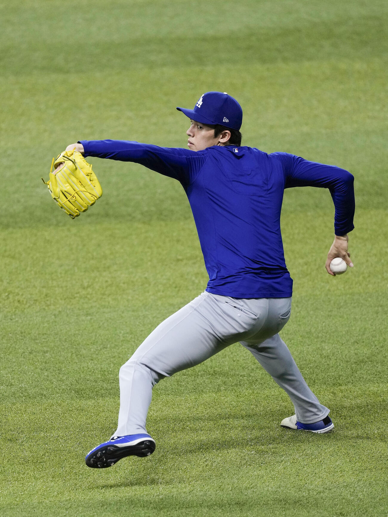 試合前、練習するドジャース・佐々木＝フェニックス（共同）