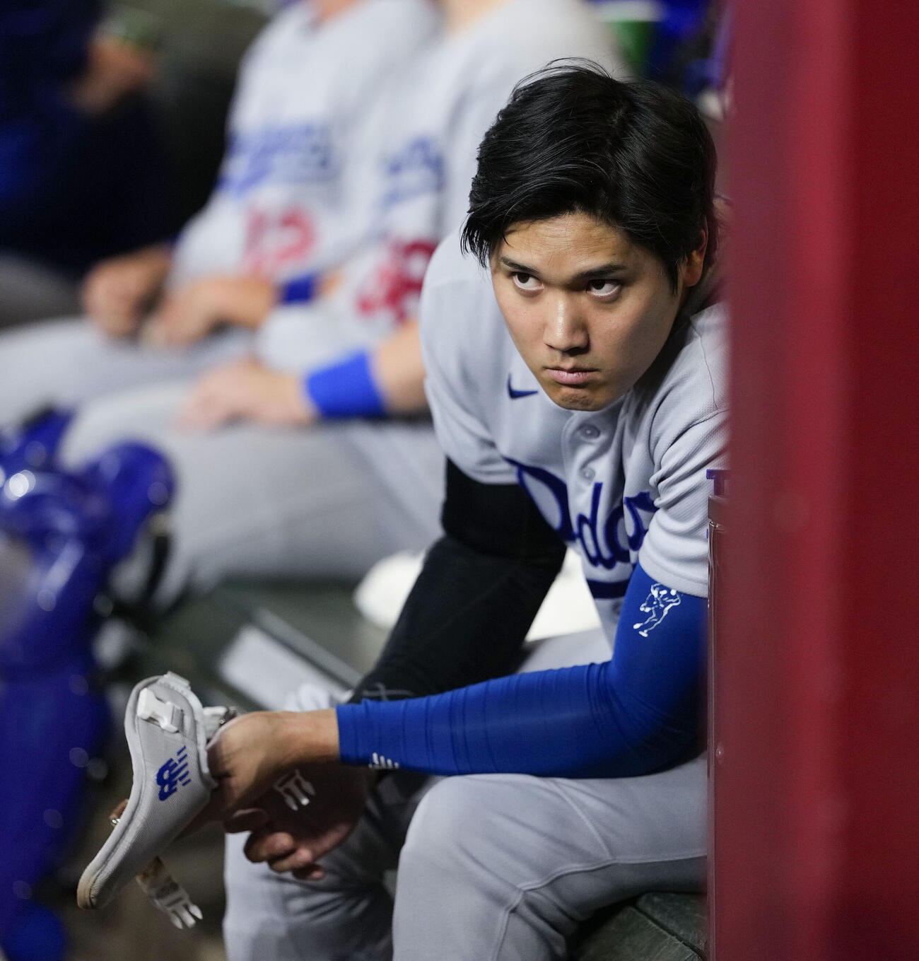 ダイヤモンドバックス戦の9回、準備する大谷。この試合出番はなく、ドジャースはサヨナラ負けした＝フェニックス（共同）