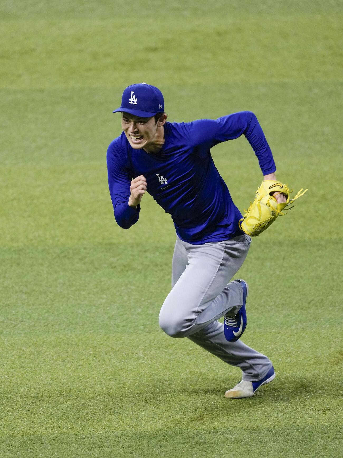 試合前、練習するドジャース・佐々木＝フェニックス（共同）