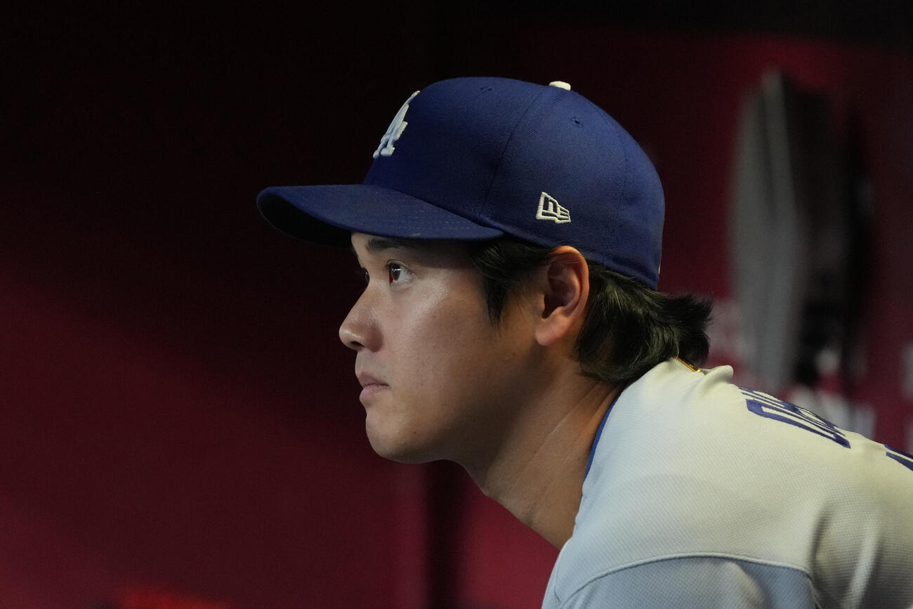 スタメンを外れベンチから試合を見守るドジャース大谷(AP)