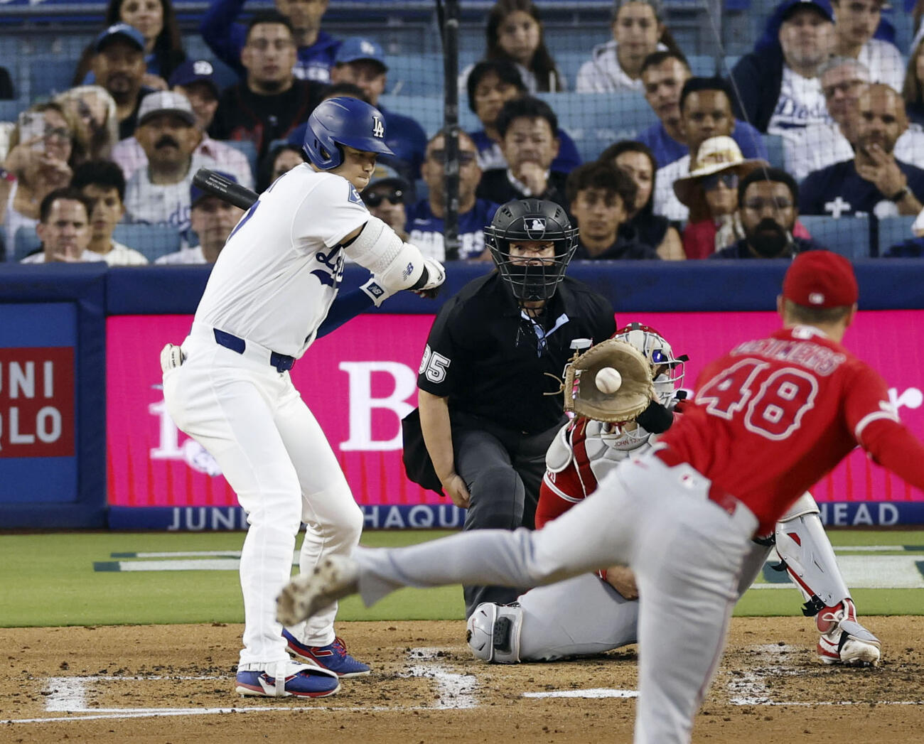 エンゼルス戦の3回、見逃し三振に倒れるドジャース・大谷＝ロサンゼルス（共同）