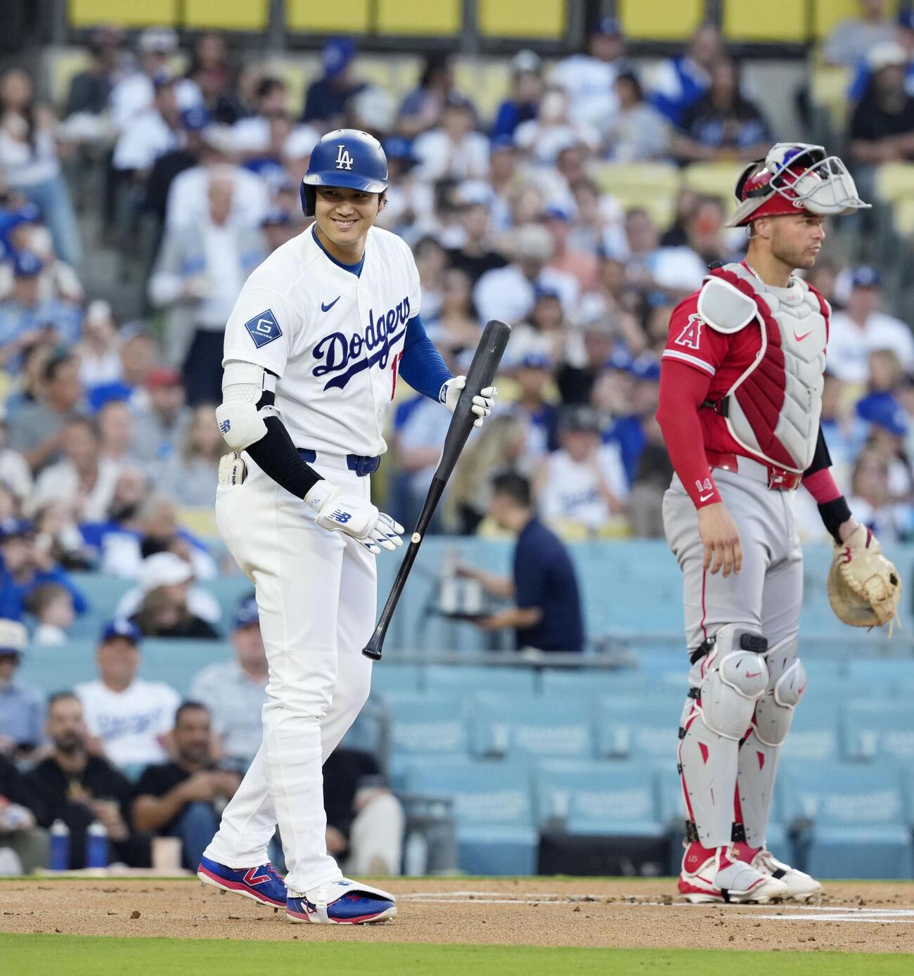 1回の打席に入る前、エンゼルスベンチに向かって笑顔を見せるドジャース大谷（共同）