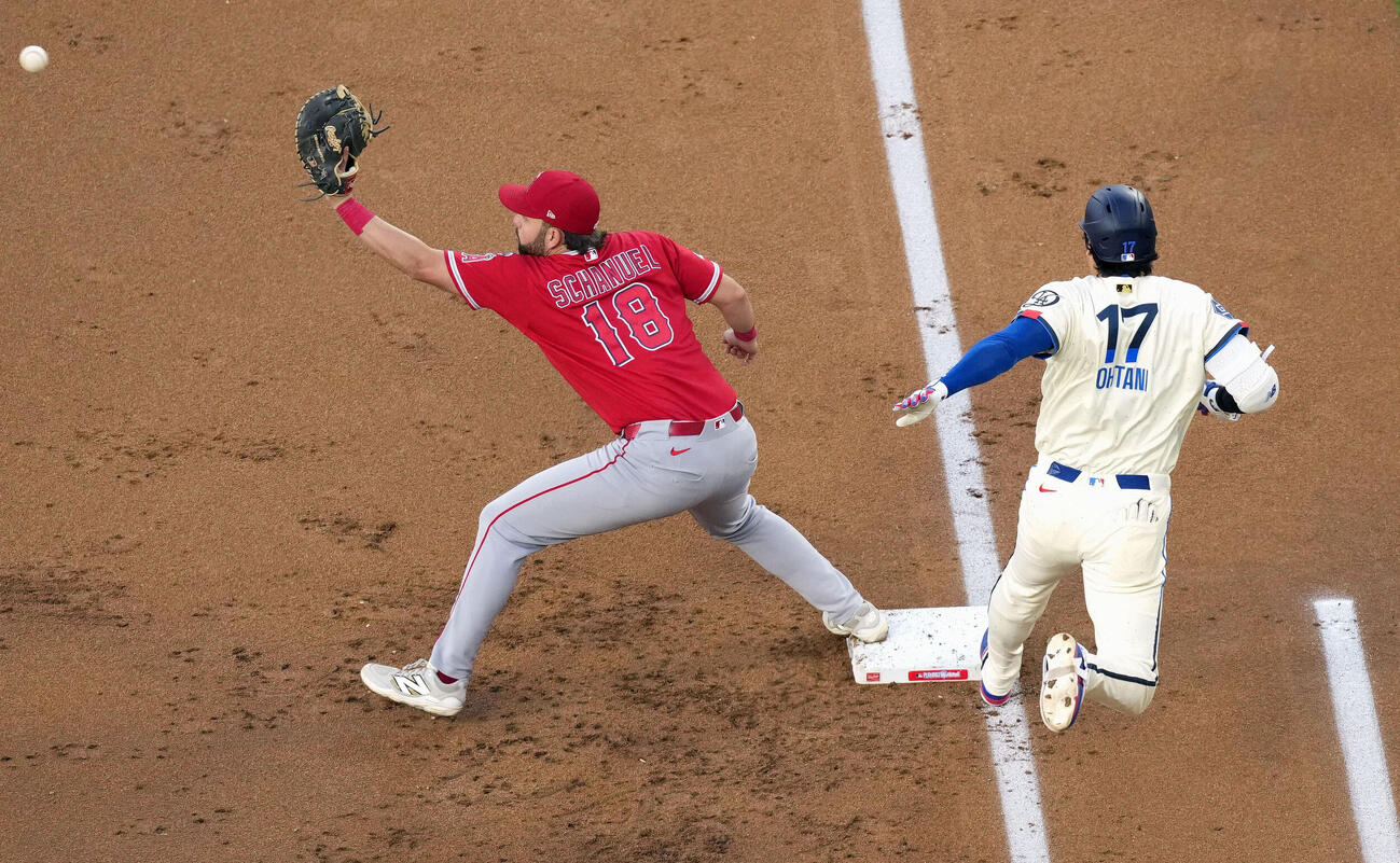 エンゼルス戦の1回、内野安打を放ち一塁に駆け込むドジャース大谷（共同）