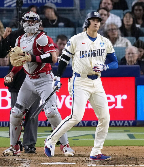 エンゼルス戦の3回、空振り三振に倒れたドジャース・大谷=ロサンゼルス(共同)