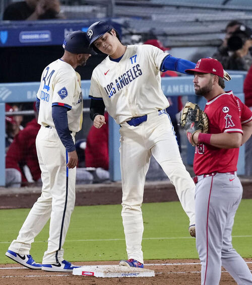 エンゼルス戦の8回、四球で出塁したドジャース・大谷=ロサンゼルス(共同)
