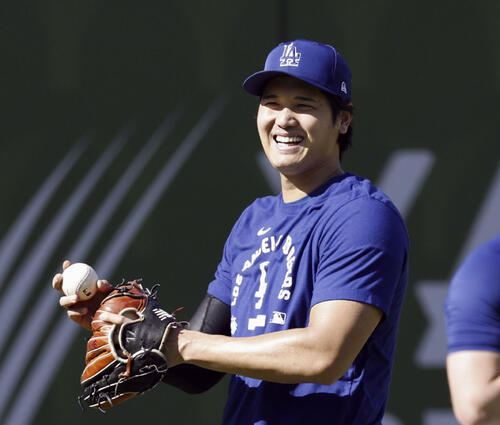 練習で笑顔を見せるドジャース・大谷=ロサンゼルス(共同)