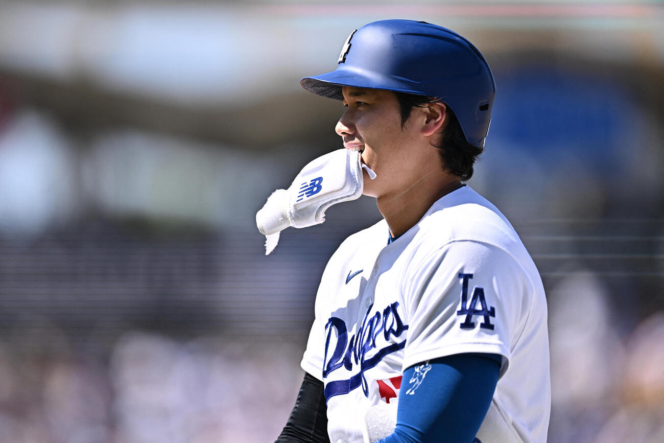 7回、内野安打で出塁したドジャース大谷（ロイター）