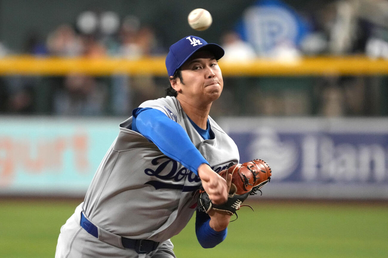 ダイヤモンドバックス戦で力投するドジャース大谷翔平（AP）