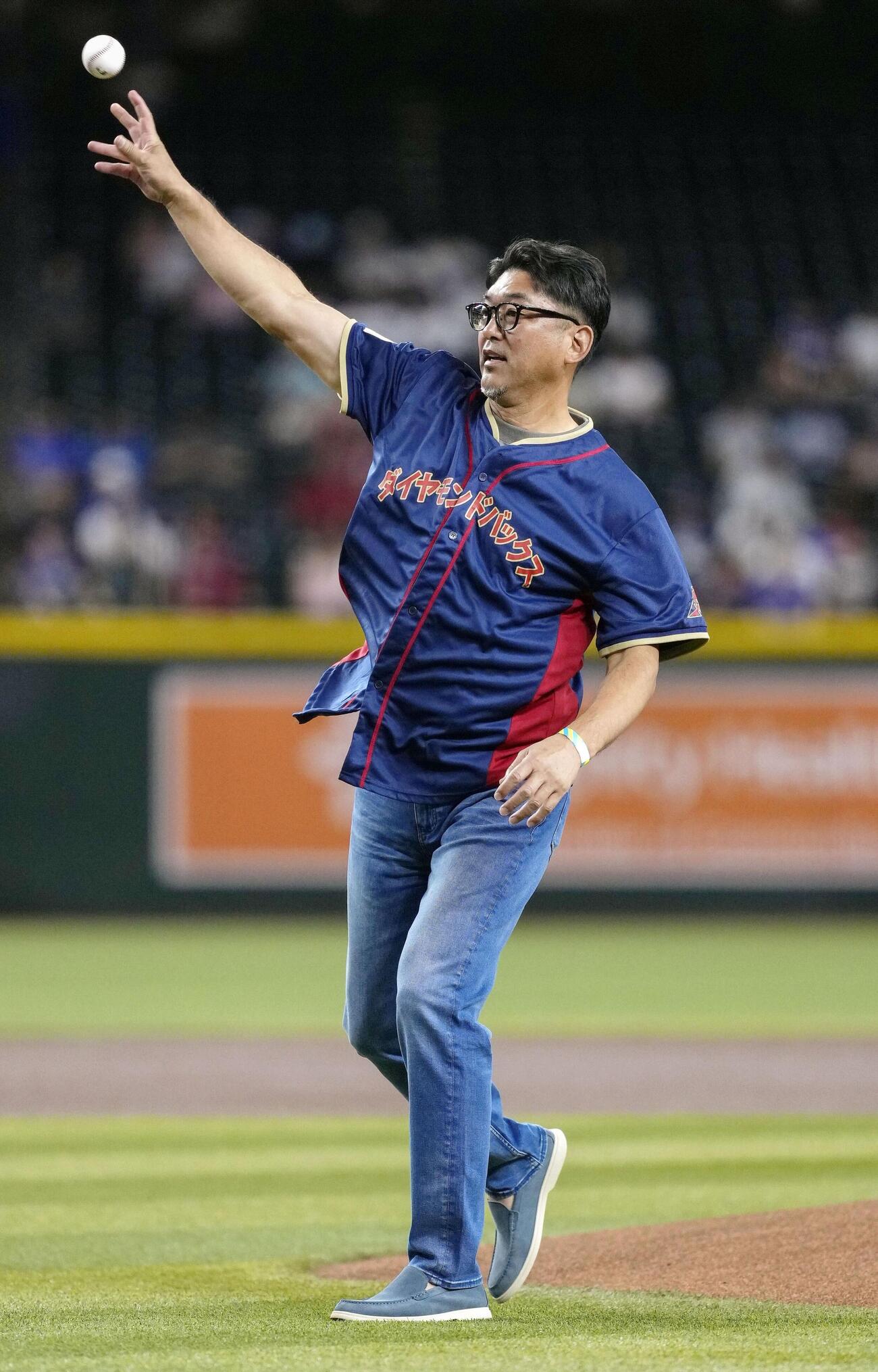 ダイヤモンドバックス－ドジャース戦で始球式を務める斎藤隆氏＝フェニックス（共同）