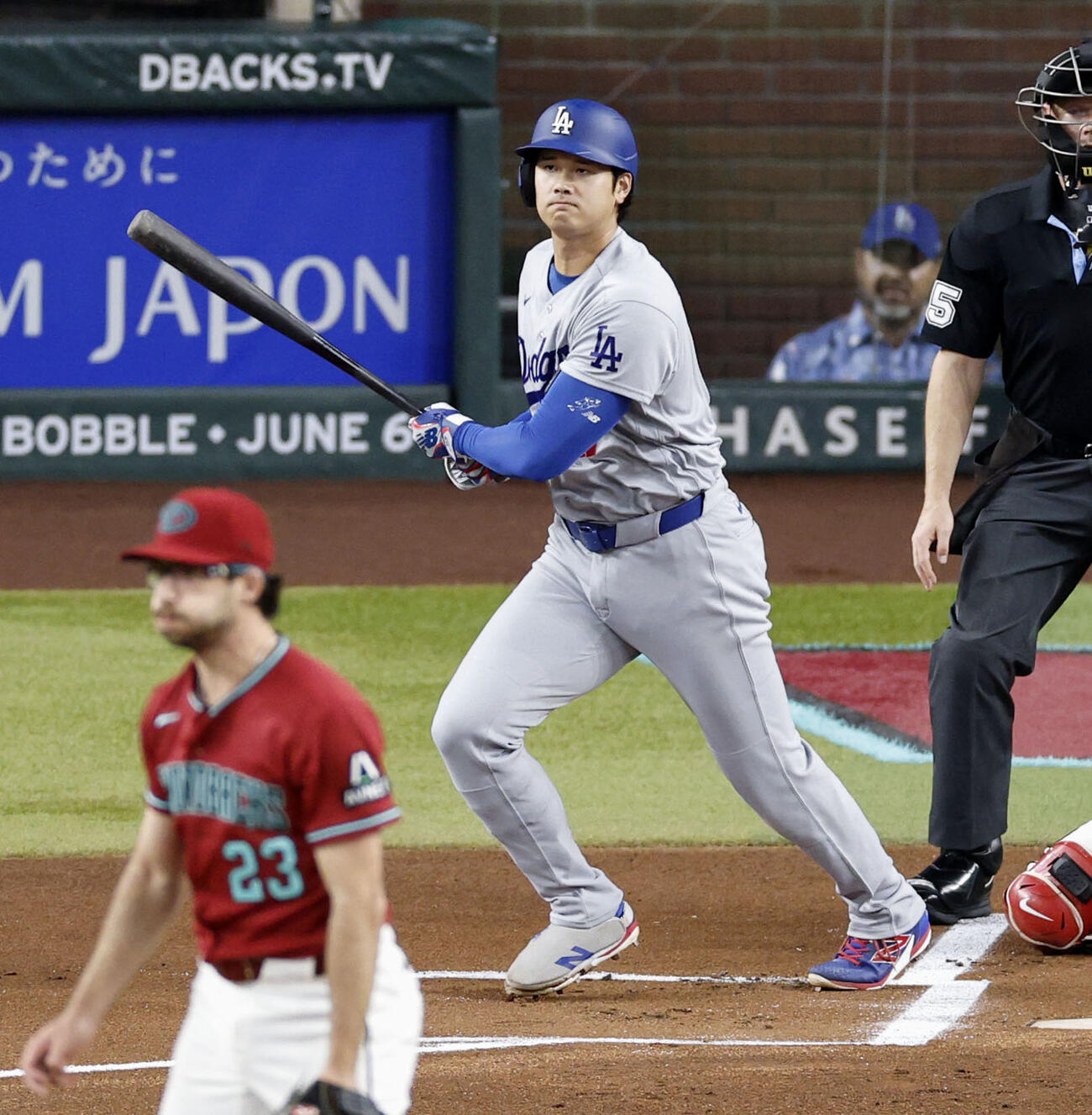ダイヤモンドバックス戦の1回、二塁へ内野安打を放つドジャース大谷＝フェニックス（共同）