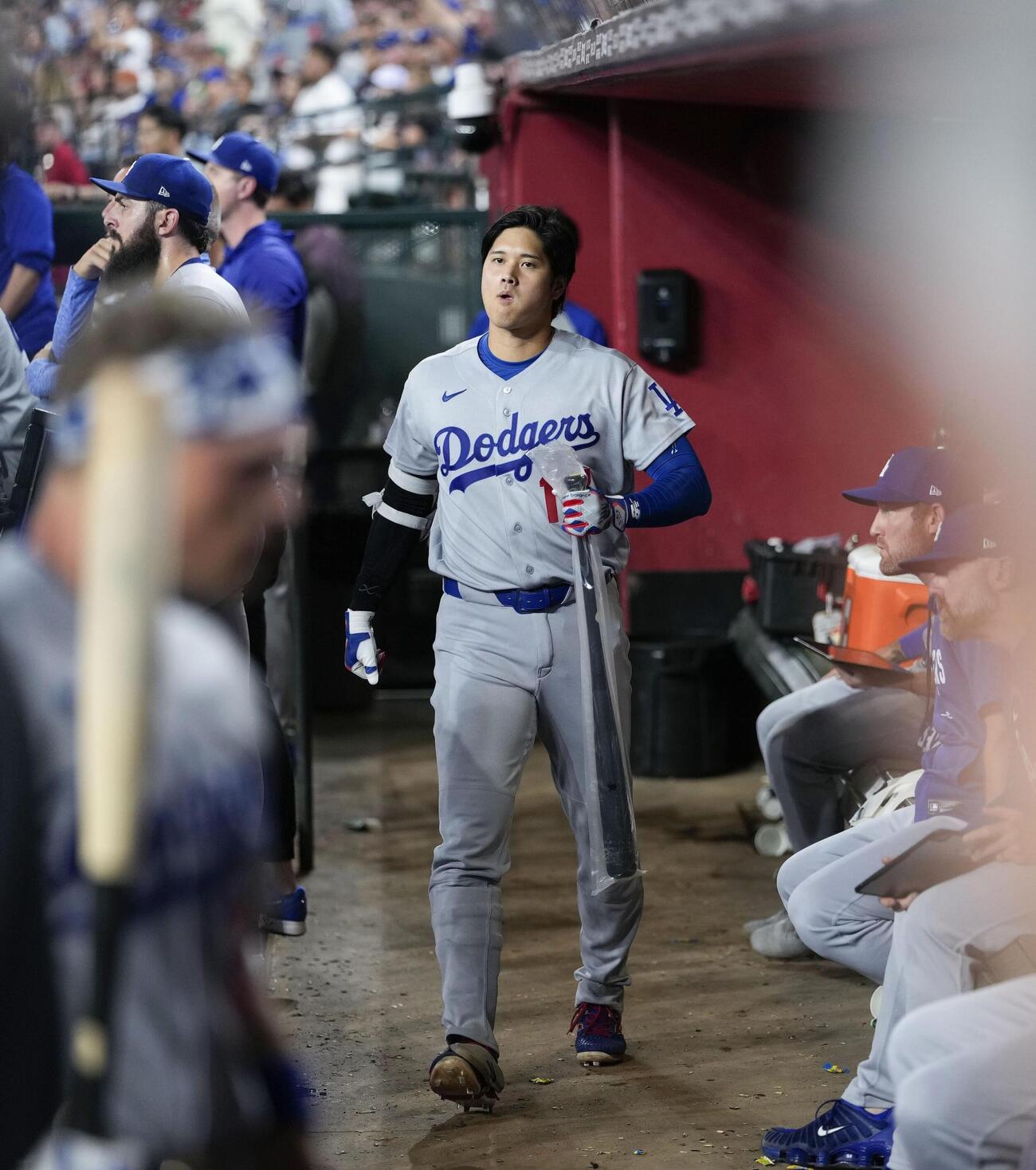 ダイヤモンドバックス戦の9回、バットを手にする大谷。この試合出番はなく、ドジャースはサヨナラ負けした＝フェニックス（共同）