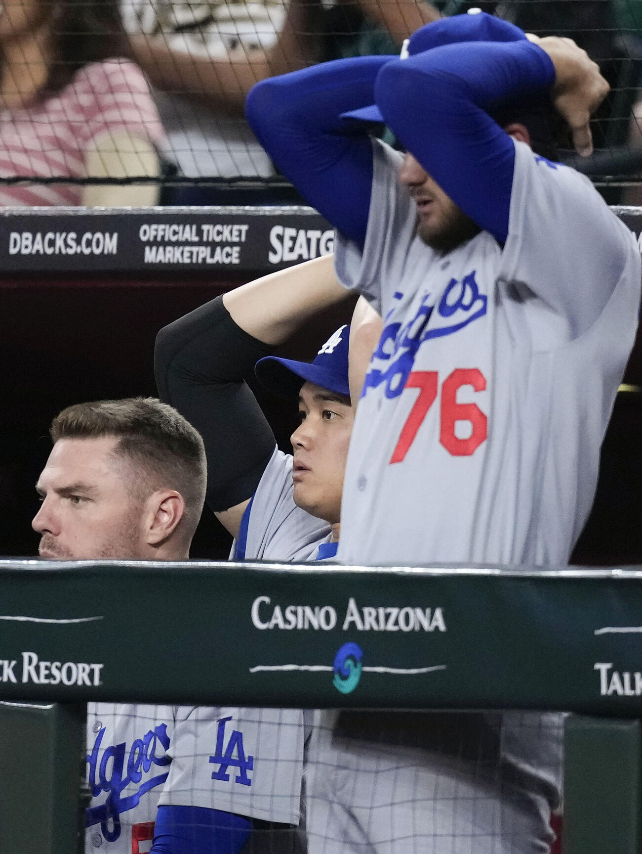 ダイヤモンドバックス戦の5回、ドジャースのマンシーが相手一塁手と衝突して倒れ、心配する大谷（中央）＝フェニックス（共同）