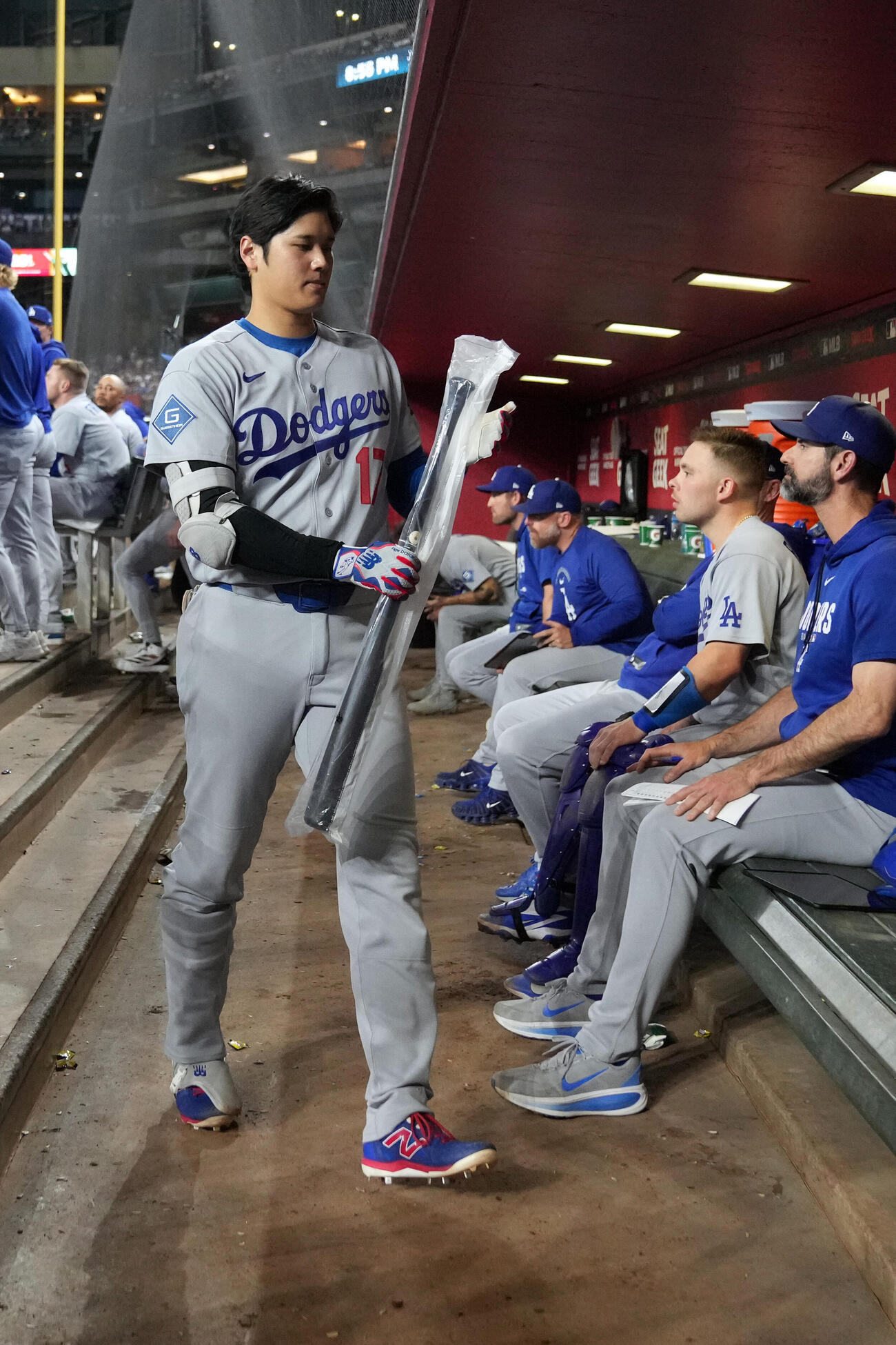 9回、新しいバットを持って代打の準備をするドジャース大谷(AP)