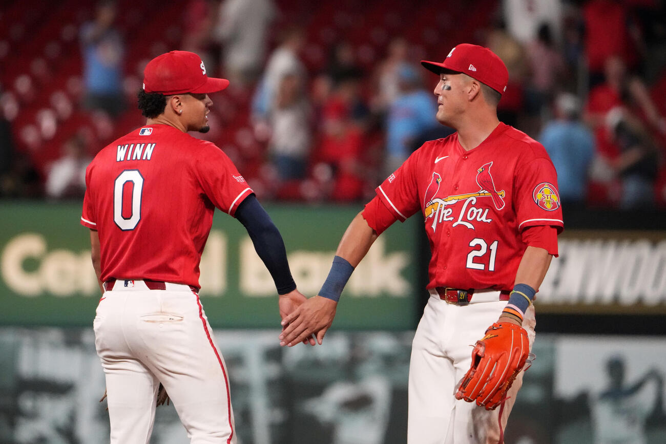 カージナルス対レッズ　試合後、メイシン・ウィンと勝利を祝い合うカージナルス・ヌートバー（右）（AP）
