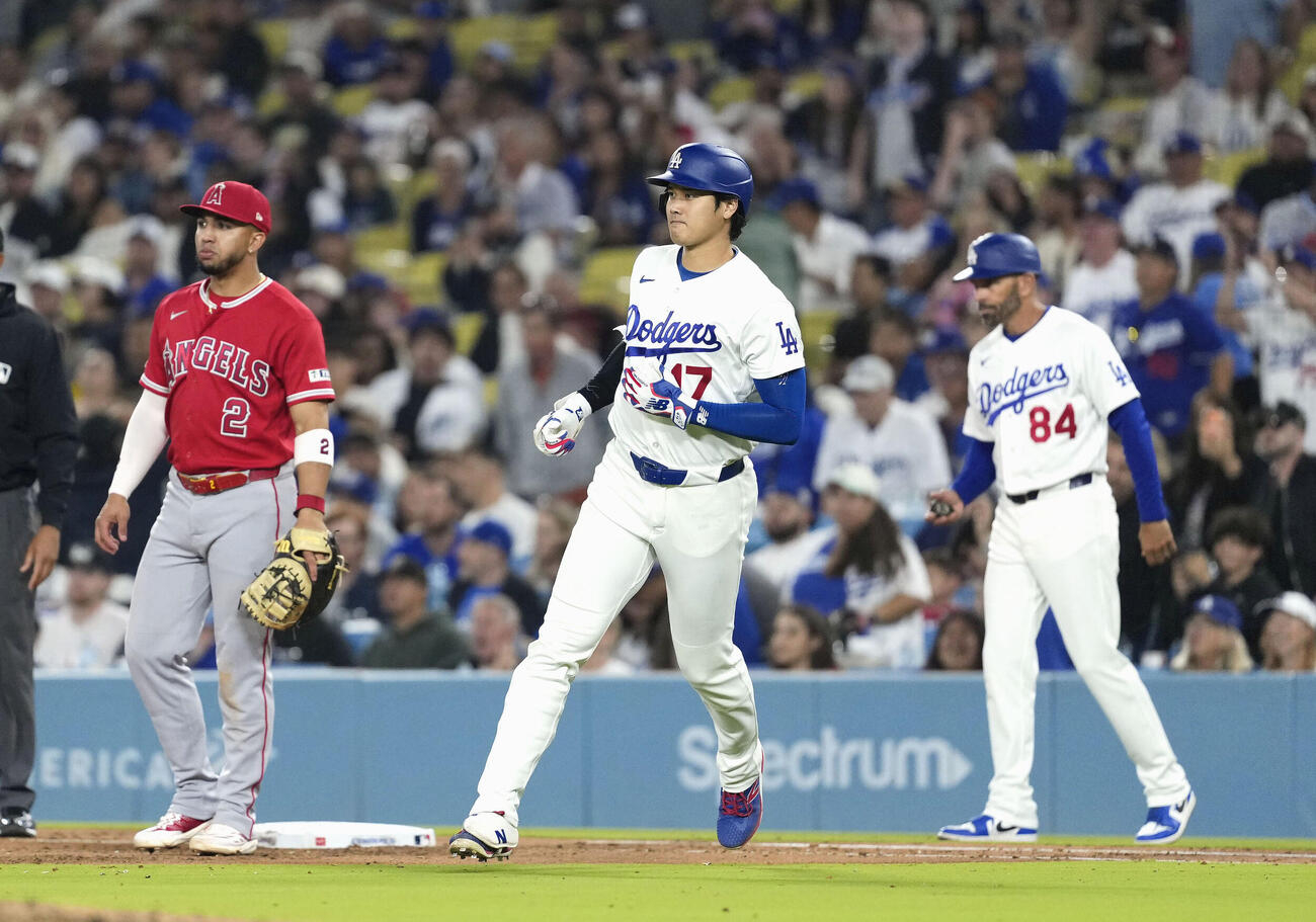 エンゼルス戦の8回、左飛に倒れたドジャース・大谷（中央）＝ロサンゼルス（共同）