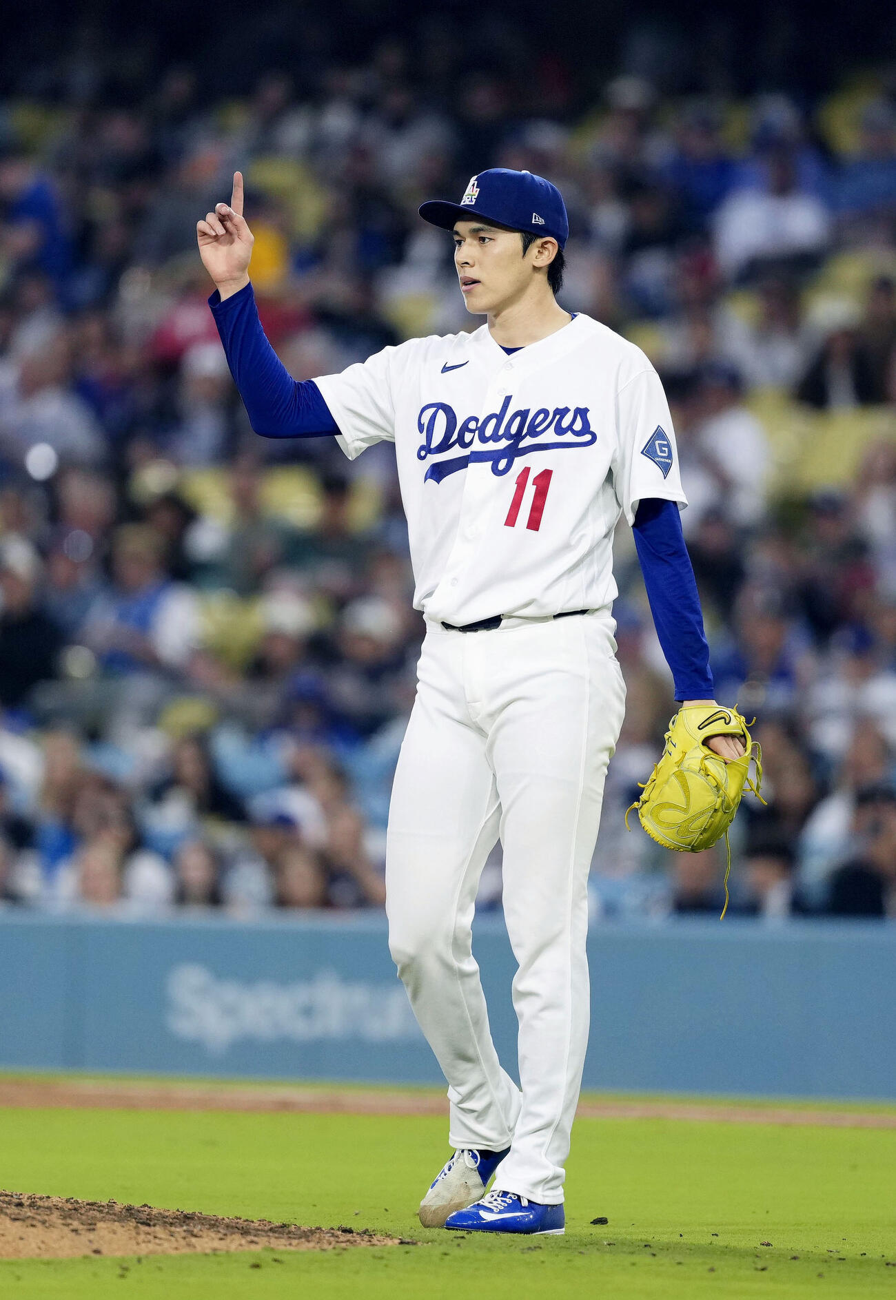 エンゼルス戦の4回、トラウトを遊ゴロに仕留めたドジャース・佐々木＝ロサンゼルス（共同）