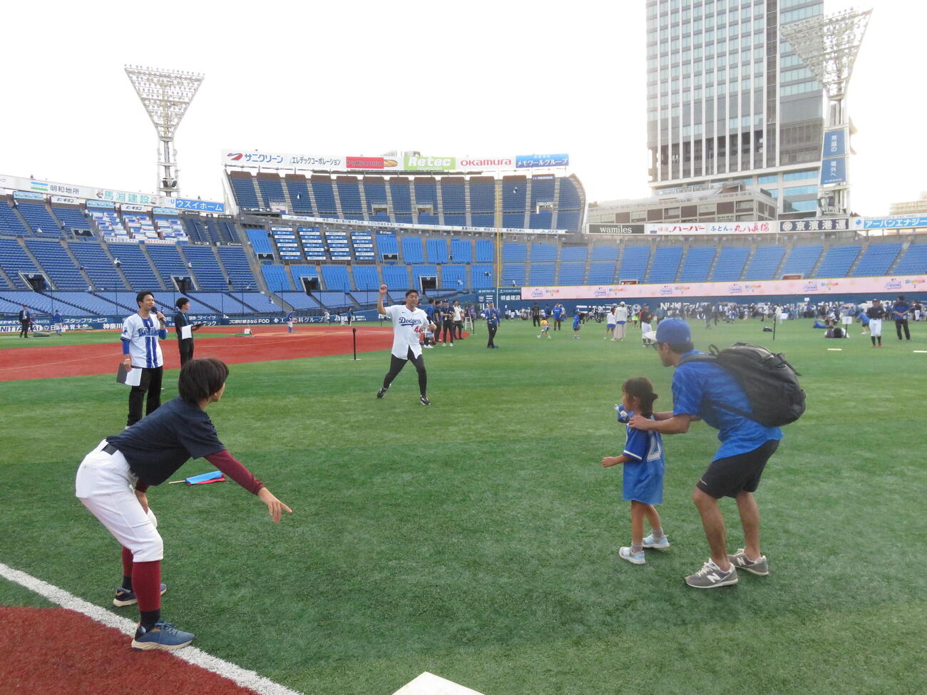 MLBとDeNAが共同で開催した野球教室「PLAY BALL Weekend」に参加した横浜、ドジャース、ダイヤモンドバックスでプレ－した斎藤隆さん。けん制球を投げるモーションを披露した