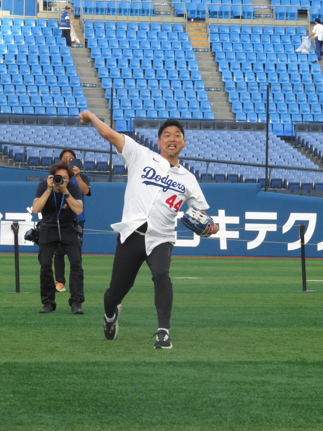 MLBとDeNAが共同で開催した野球教室「PLAY BALL Weekend」に参加した横浜、ドジャース、ダイヤモンドバックスでプレ－した斎藤隆さん。現役時代をほうふつさせるフォームで投球練習を披露した