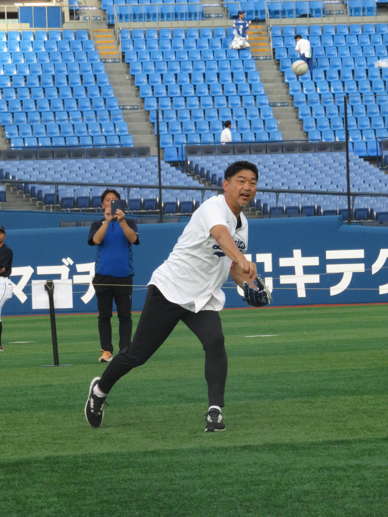 MLBとDeNAが共同で開催した野球教室「PLAY BALL Weekend」に参加した横浜、ドジャース、ダイヤモンドバックスでプレ－した斎藤隆さん。現役時代をほうふつさせるフォームで投球練習を披露した