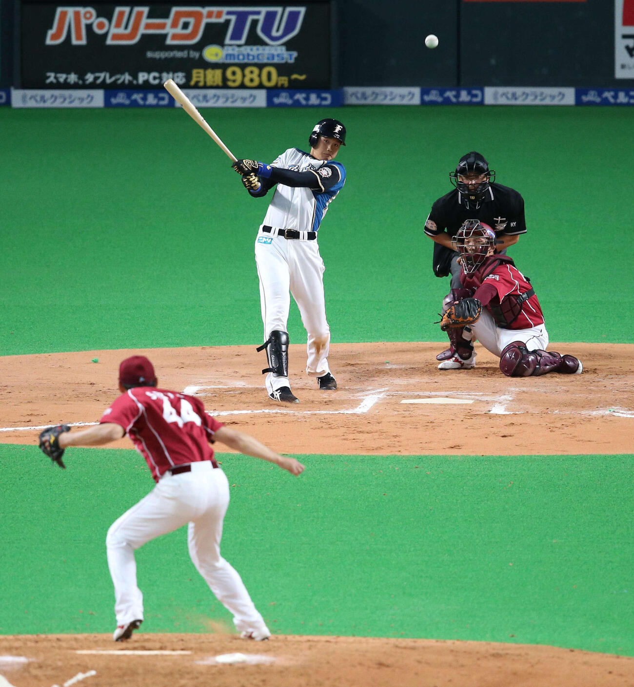 日本ハム対楽天　6回裏日本ハム2死三塁、斎藤隆から左中間を破る適時二塁打を放った大谷翔平（2013年5月9日撮影）