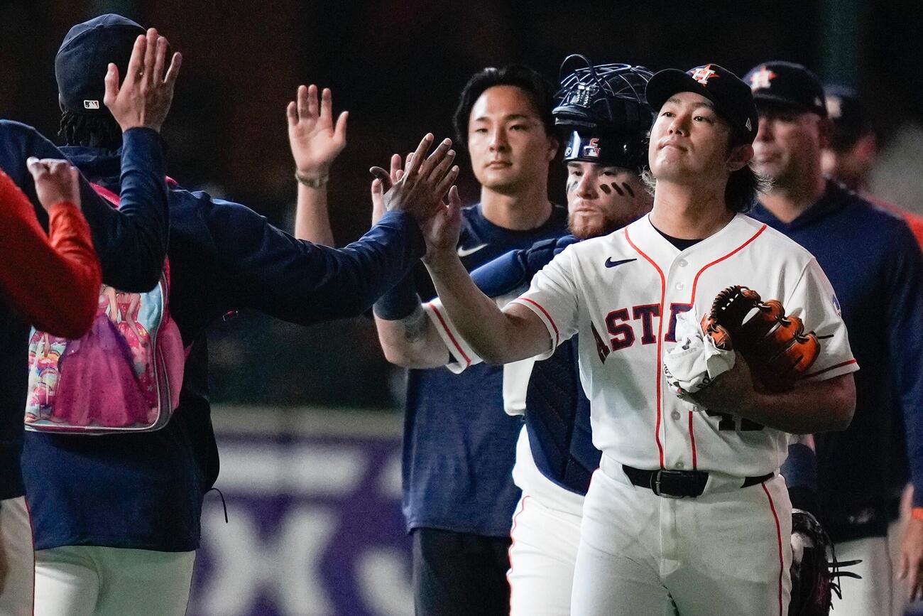5回を2失点。仲間とタッチするアストロズ今井(AP)
