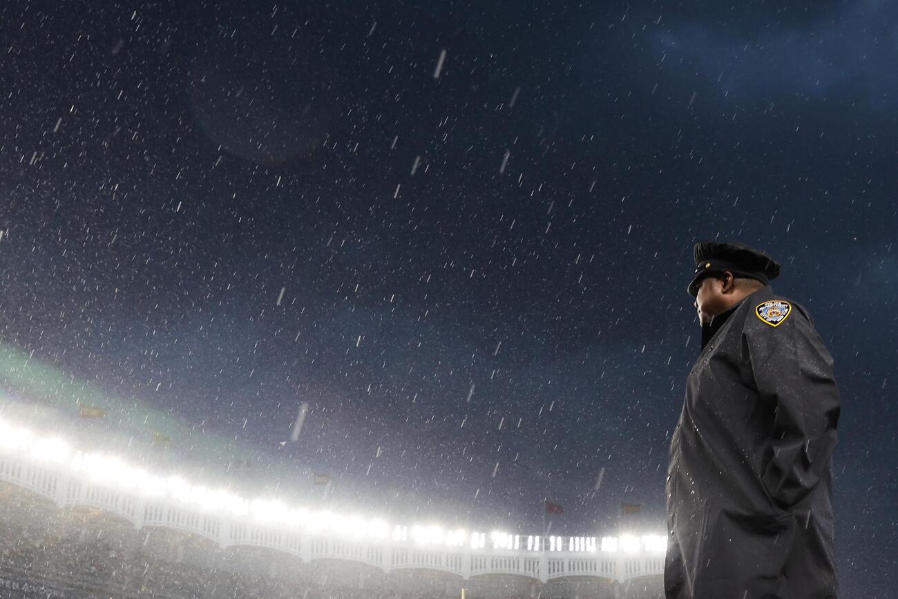 ヤンキースタジアムのヤンキース－レッドソックス戦は雨のため中止(AP)