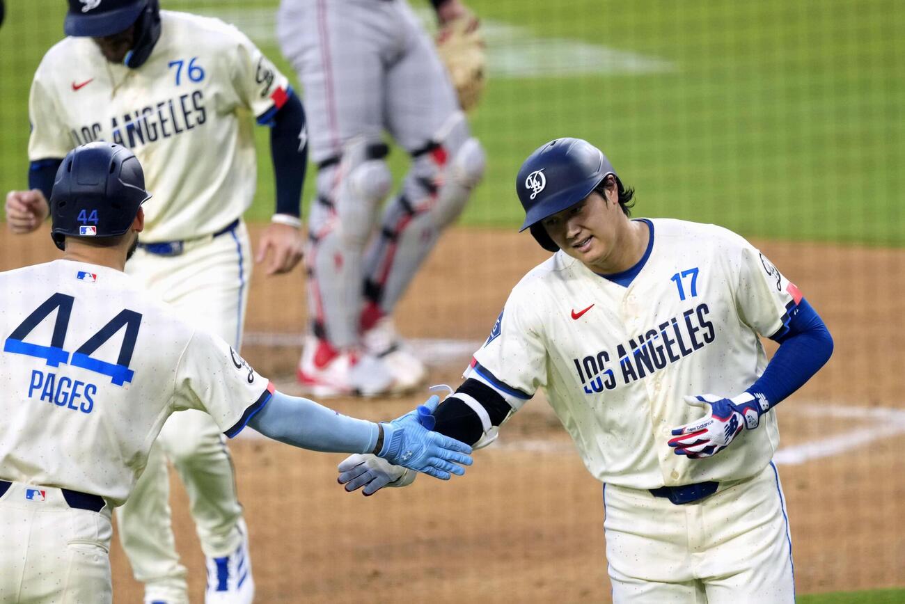 エンゼルス戦の1回、この回2度目の打席で11号2ランを放ち、祝福されるドジャース大谷（右）（共同）